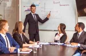 Sala de reunião com treinamento técnico de Segurança do Trabalho