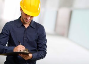 Técnico de segurança do trabalho fazendo anotações em uma caderneta